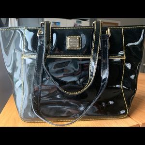 Black glossy leather Dooney & Bourke purse